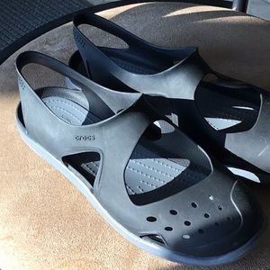 Women’s black crocs sz 7